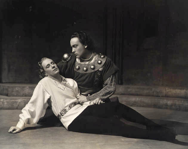 Leslie Howard (Hamlet) and Joseph Holland (Horatio) (Leslie Howard,1939)